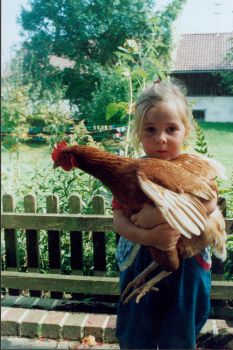 Mädchen mit Huhn